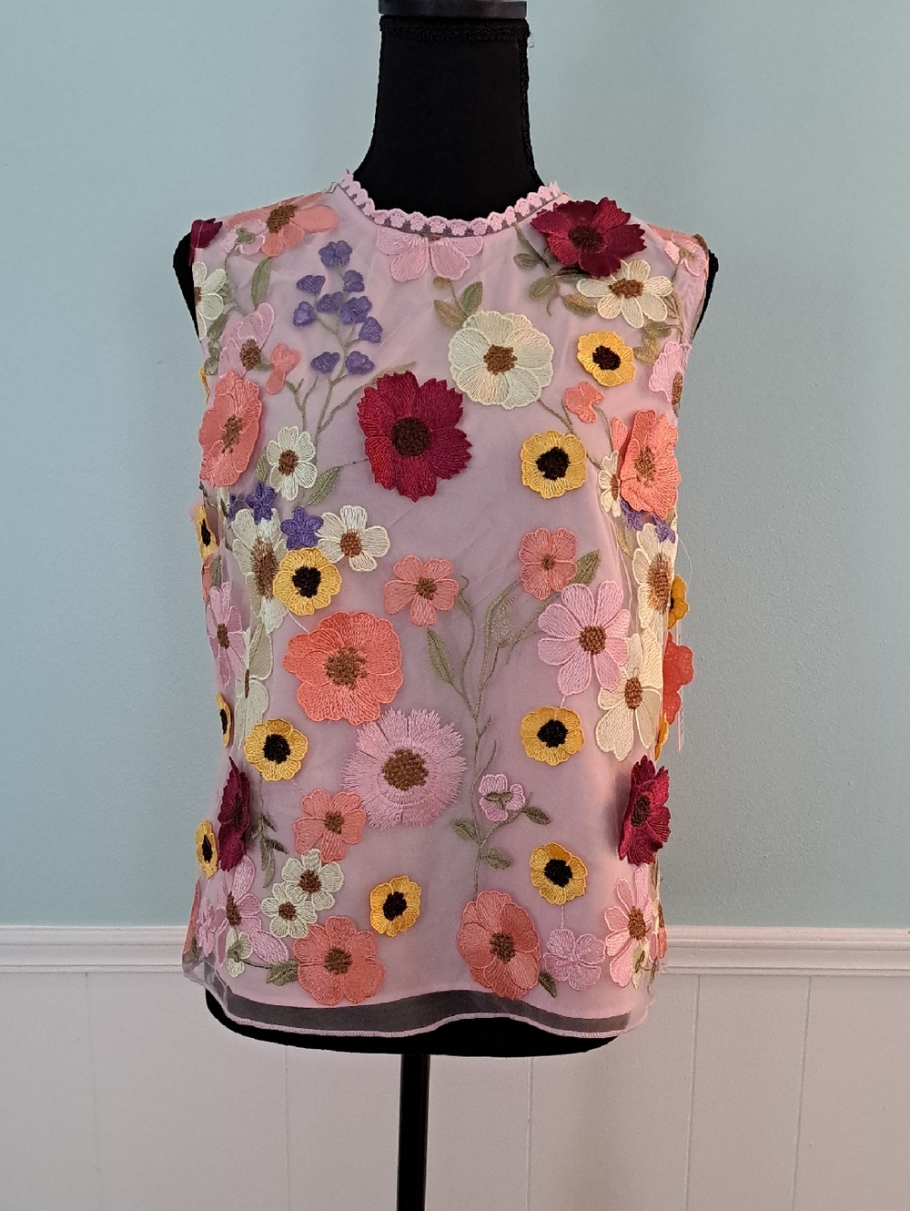 NANETTE LEPORE Embroidered Flowers Spring Shell w/Lining And Zipper Back, Size M